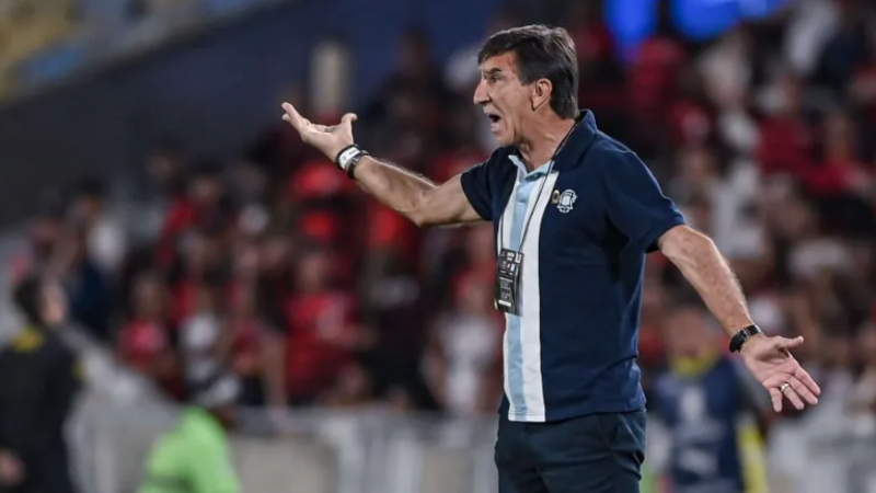Costas, "orgulloso" pese a la derrota de Racing